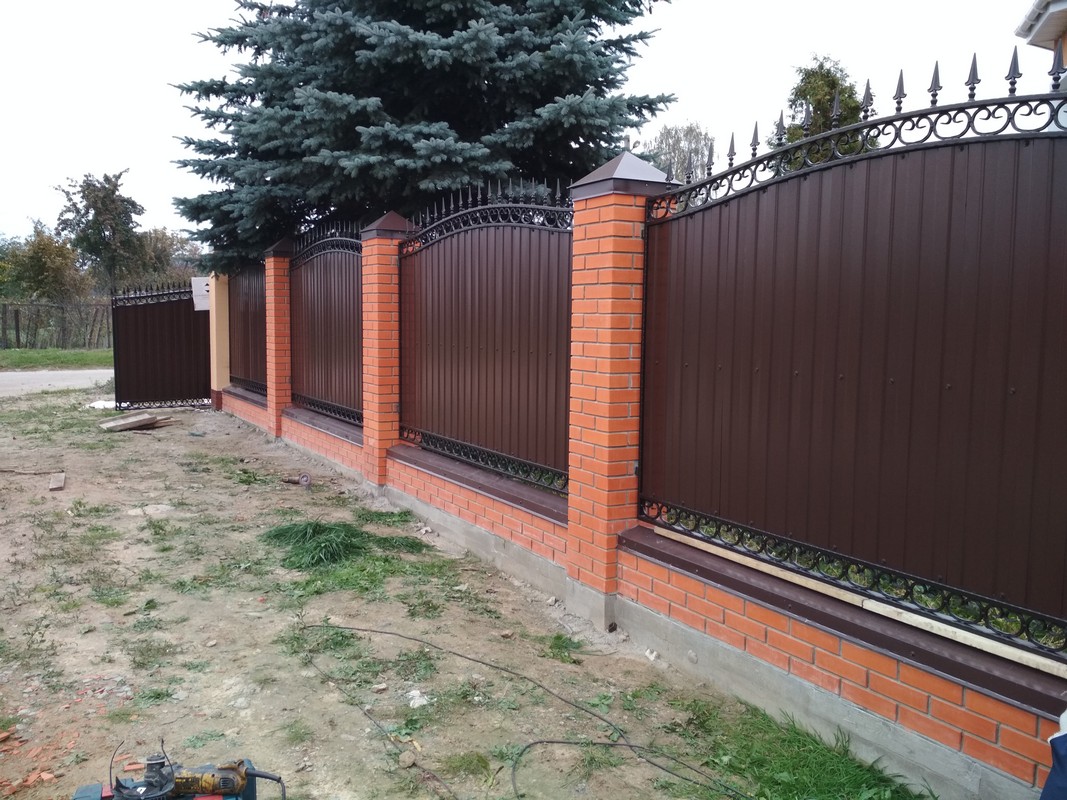 кованый забор с металопрофилем